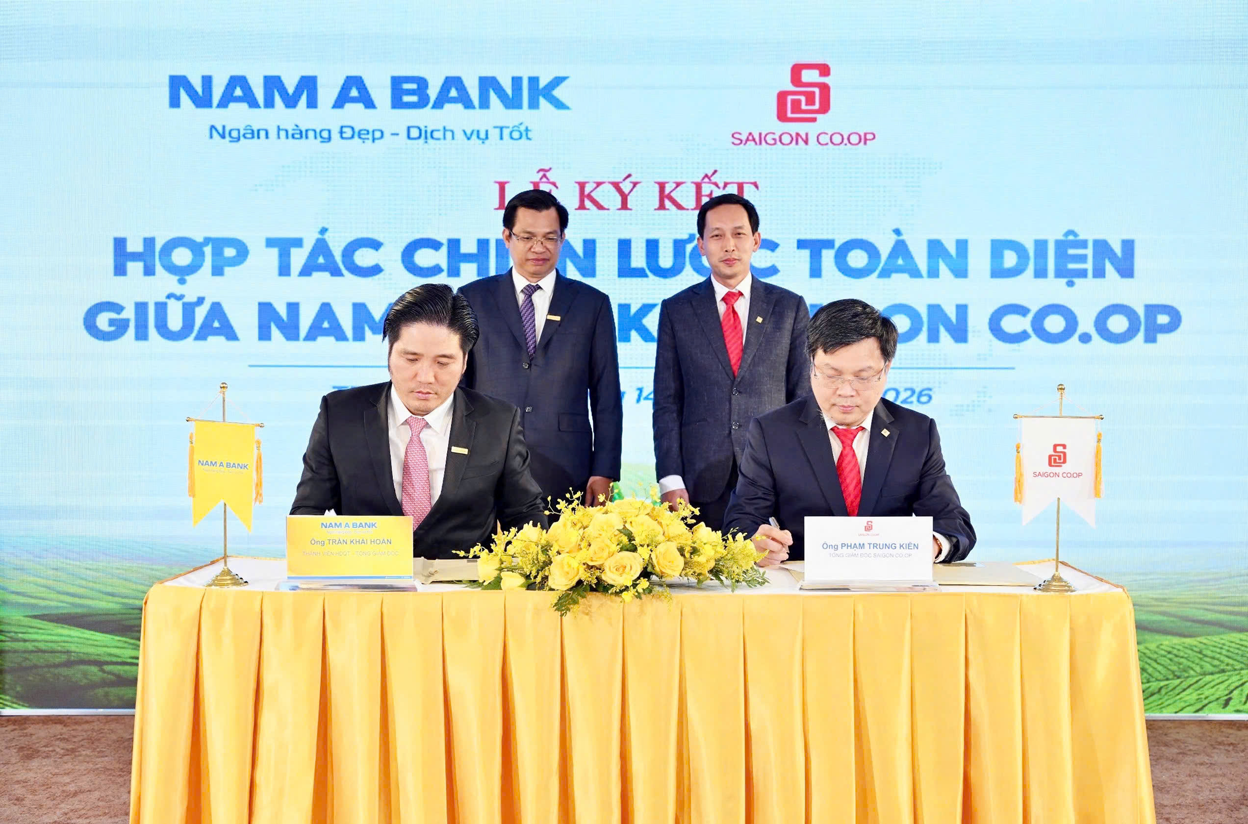 TỔNG GIÁM ĐỐC SAIGON CO.OP PHẠM TRUNG KIÊN VÀ TỔNG GIÁM ĐỐC NAM Á BANK TRẦN KHẢI HOÀN THỰC HIỆN NGHI THỨC KÝ KẾT HỢP TÁC CHIẾN LƯỢC GIỮA 2 BÊN
